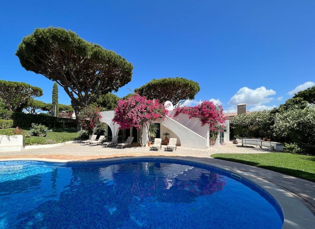 Traditional 3 Bedroom Villa With Great Pool In The Heart Of Вале до Лобо Екстериор снимка